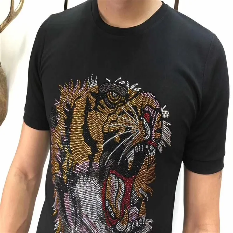 New design men's high-quality sportswear Tiger head hot drilling short sleeve summer sportswear slim 2-piece set
New design men's high-quality sportswear Tiger head hot drilling short sleeve summer sportswear slim 2-piece set