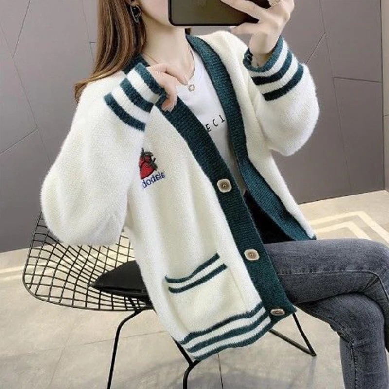 High quality chenille women's knitted sweater autumn and winter embroidery v-neck cardigan jacket cute sweet girl blouse 2021
High quality chenille women's knitted sweater autumn and winter embroidery v-neck cardigan jacket cute sweet girl blouse 2021