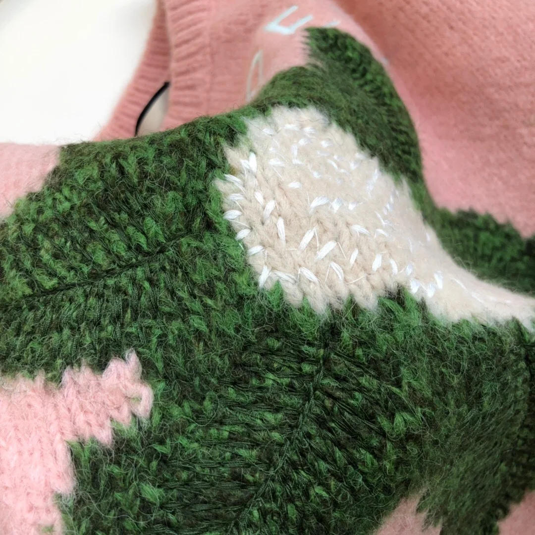 2021 New women Pink letter cauliflower sweater embroidered knit round neck top mohair sweater cardigan
2021 New women Pink letter cauliflower sweater embroidered knit round neck top mohair sweater cardigan