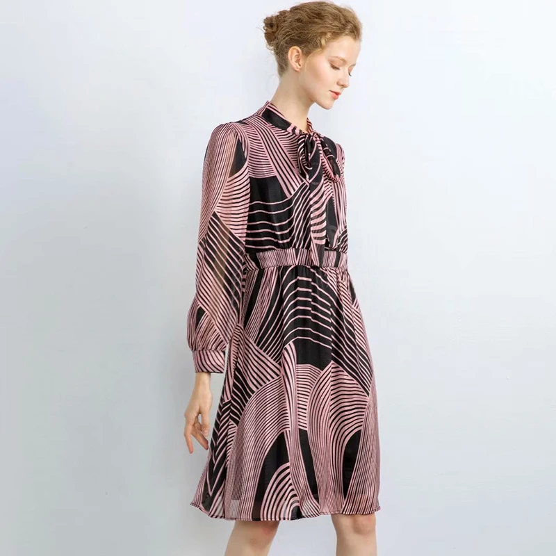 VERDEJULIAY 2020 Spring European Office Lady Vintage A-Line Dress Women Bow Collar Front Covered Zip Casual Striped Midi Dress
VERDEJULIAY 2020 Spring European Office Lady Vintage A-Line Dress Women Bow Collar Front Covered Zip Casual Striped Midi Dress