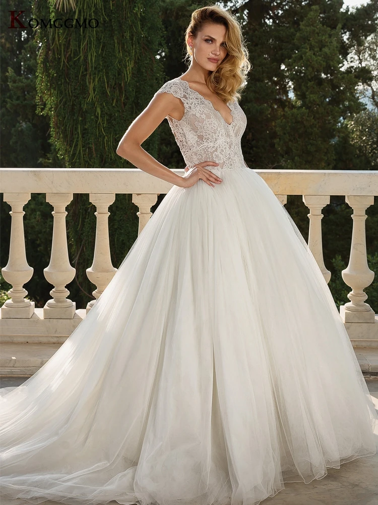 Cap Sleeve Chapel Train Button Back Bridal Ball Gown Luxury Embroidery Appliques Tulle V-Neck Wedding Dress for Women 2021
Cap Sleeve Chapel Train Button Back Bridal Ball Gown Luxury Embroidery Appliques Tulle V-Neck Wedding Dress for Women 2021