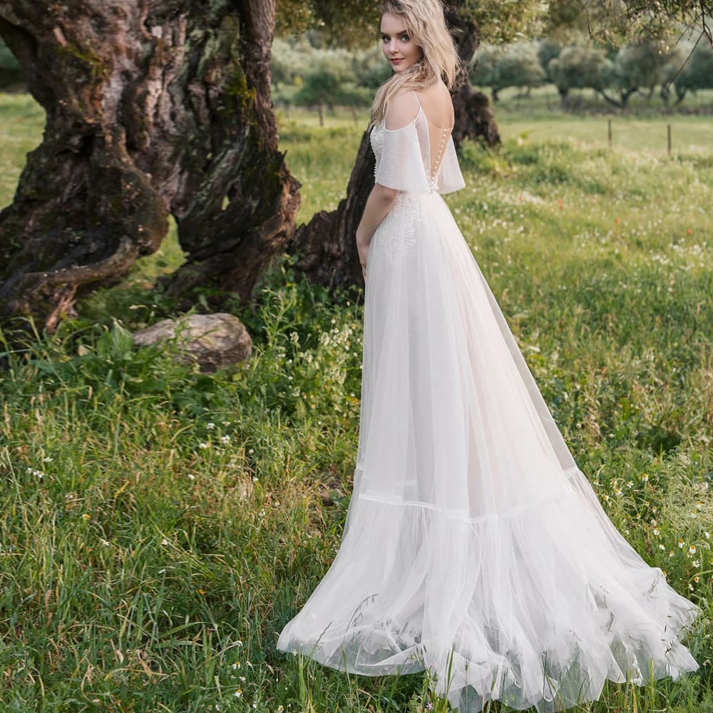 Vestidos Charming Wedding Dresses Organza Illusion Appliques V-Neck Spaghetti Straps Covered Button A-Line Bridal Gowns
Vestidos Charming Wedding Dresses Organza Illusion Appliques V-Neck Spaghetti Straps Covered Button A-Line Bridal Gowns