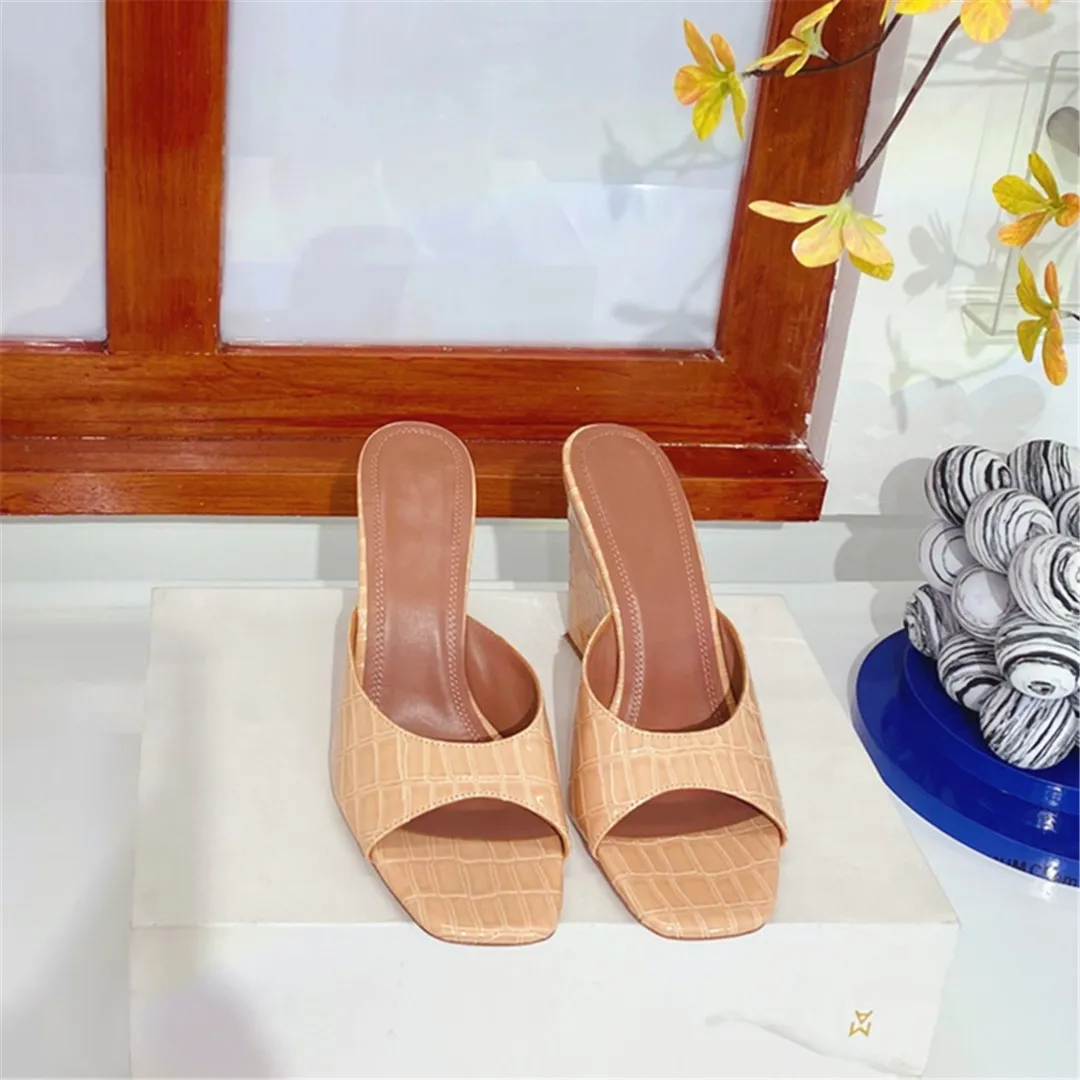 Embossed Stone Leather Women Wedge Slippers 2022 Summer Popular Concise Slippers Outdoor High Heels 9.5CM All-Match Temperament
Embossed Stone Leather Women Wedge Slippers 2022 Summer Popular Concise Slippers Outdoor High Heels 9.5CM All-Match Temperament