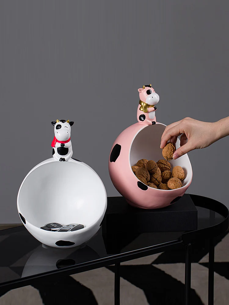 Круглый поднос для хранения в виде коровы из смолы, креативные милые фигурки животных, для гостиной, настольное конфетное оформление, Совре... 
Круглый поднос для хранения в виде коровы из смолы, креативные милые фигурки животных, для гостиной, настольное конфетное оформление, Совре...