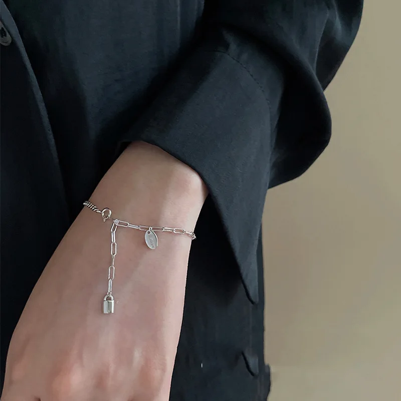 PANJBJSmall Lock Bracelet Personality Asymmetrical Female Simple Letters Tassel Lock Bracelet Fashion
PANJBJSmall Lock Bracelet Personality Asymmetrical Female Simple Letters Tassel Lock Bracelet Fashion