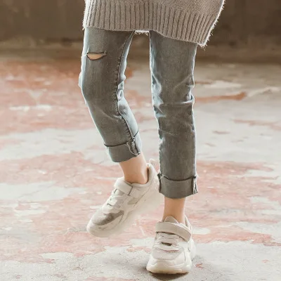 New gray personality casual wild hole hollow edge middle waist nine points jeans version of the girls pants fashion girl jeans
New gray personality casual wild hole hollow edge middle waist nine points jeans version of the girls pants fashion girl jeans