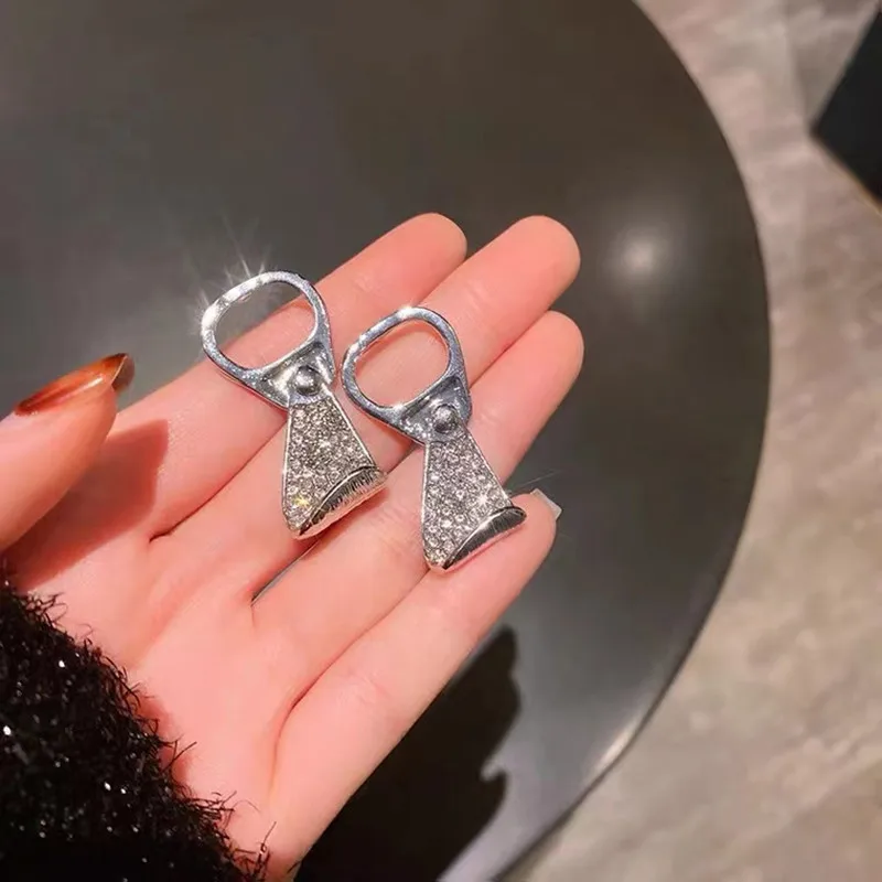 Temperament Simplicity Diamond Studded Pop Can Earrings For Woman 2021 Fashion Korean Niche Design Advanced Cool Wind Jewelry 
Temperament Simplicity Diamond Studded Pop Can Earrings For Woman 2021 Fashion Korean Niche Design Advanced Cool Wind Jewelry