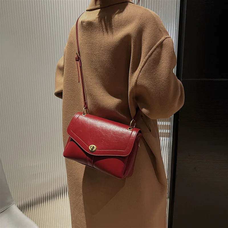 High quality PU leatheretro handbags small square bag new bag female autumn and winter texture trendy one-shoulder messenger bag
High quality PU leatheretro handbags small square bag new bag female autumn and winter texture trendy one-shoulder messenger bag