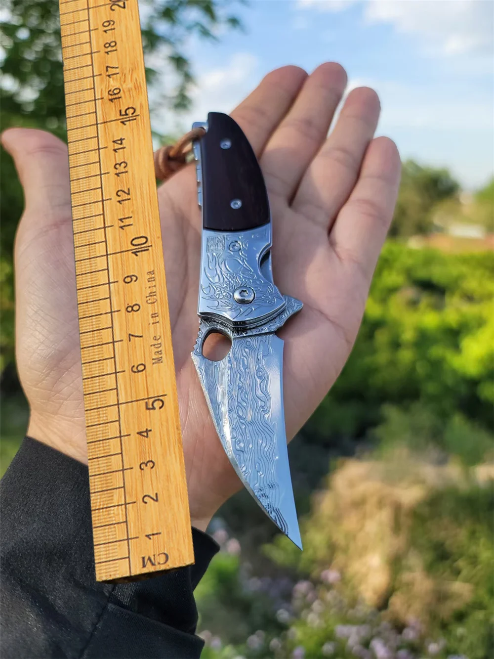 Damascus steel folding knife outdoor Mini claw knife pocket hunting knife sharp EDC self defense tool survival knife
Damascus steel folding knife outdoor Mini claw knife pocket hunting knife sharp EDC self defense tool survival knife