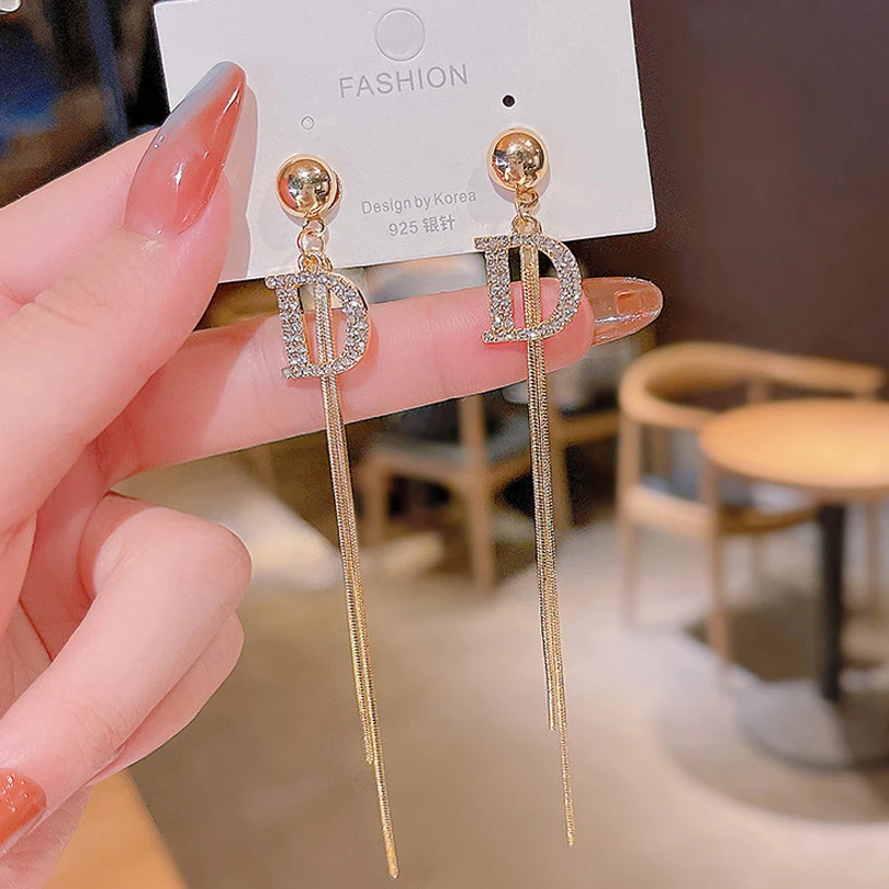 New European And American Popular Simple Temperament Letter D Pendant Eeardrop Retro Fashion Earring Dangler Accessories
New European And American Popular Simple Temperament Letter D Pendant Eeardrop Retro Fashion Earring Dangler Accessories