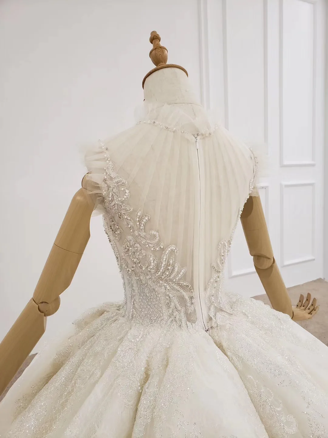 Saudi Arabic Beaded Lace Wedding Dresses 2020 Mariage Puffy Ball Gowns Crystal Plated Luxury Dubai Bridal Gowns Crystals Dresses
Saudi Arabic Beaded Lace Wedding Dresses 2020 Mariage Puffy Ball Gowns Crystal Plated Luxury Dubai Bridal Gowns Crystals Dresses
