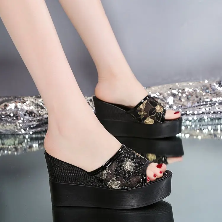 2020 fashion embroidered sequins super high slope with thick bottom wear thin and increase fish mouth slippers women
2020 fashion embroidered sequins super high slope with thick bottom wear thin and increase fish mouth slippers women