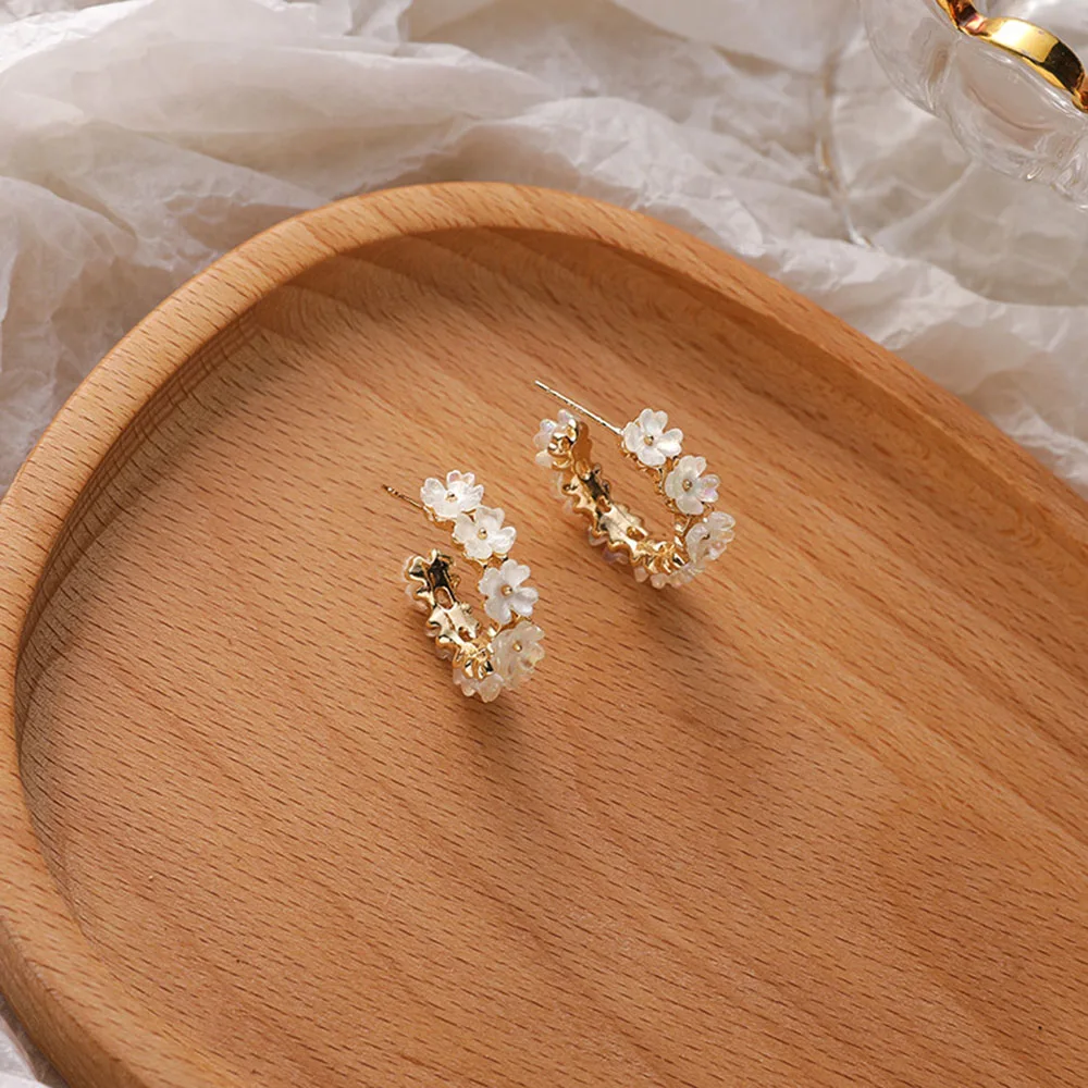 Golden Flower Hoop Earrings Korean Geometry Metal Gold Earrings For women Female Retro Drop Earrings 2021 Trend Fashion Jewelry
Golden Flower Hoop Earrings Korean Geometry Metal Gold Earrings For women Female Retro Drop Earrings 2021 Trend Fashion Jewelry