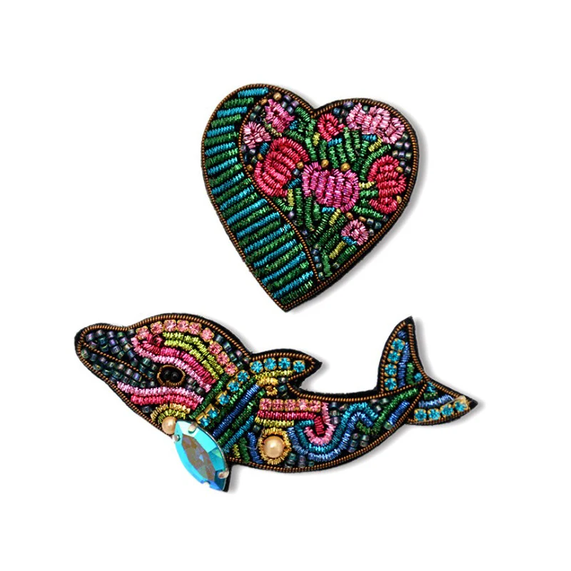 

Handmade Indian Silk Embroidery Badge Dolphin Heart-Shaped Brooch Female Accessories High-End Cute Badges Wild Corsage
