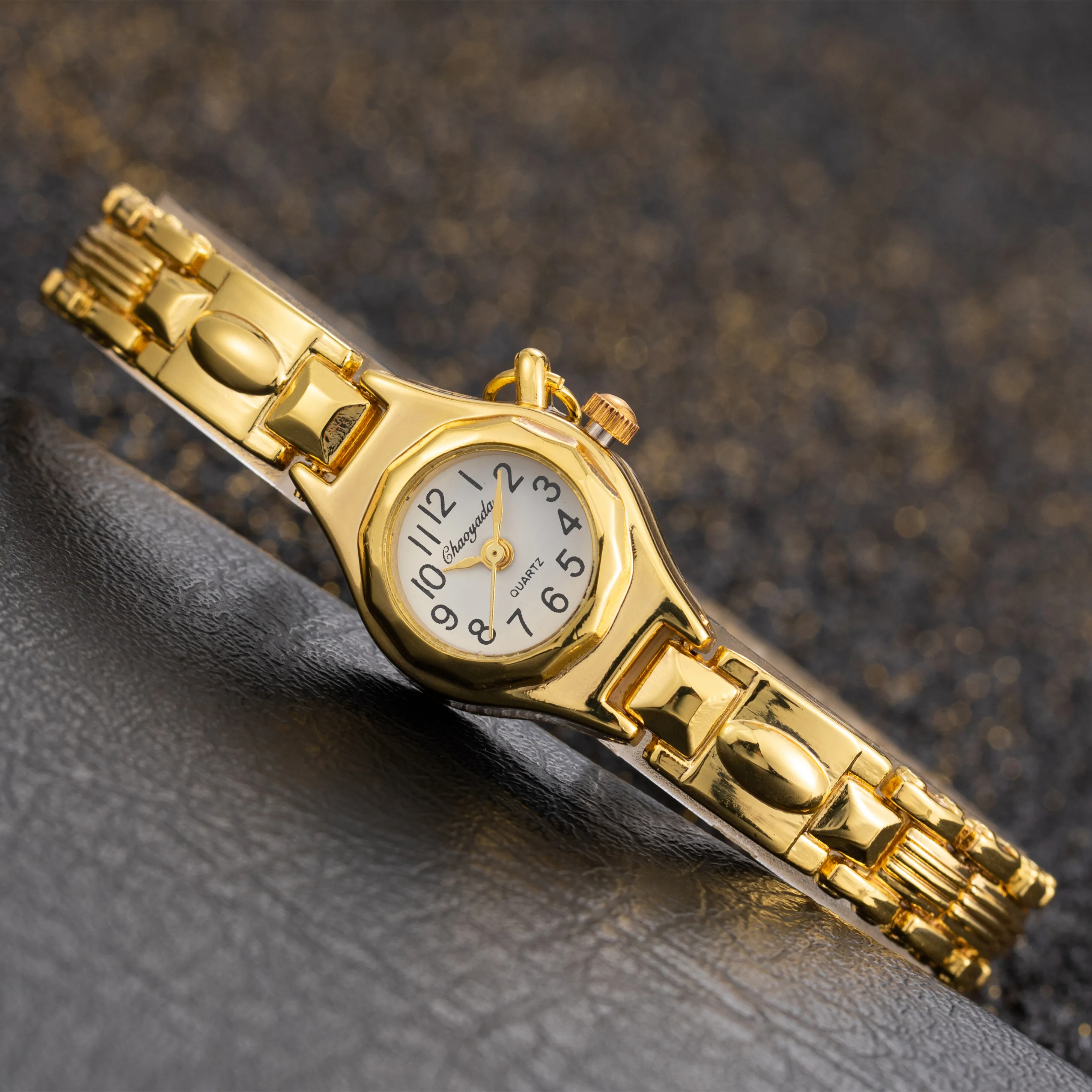 Часы наручные женские с маленьким циферблатом элегантные золотистые из