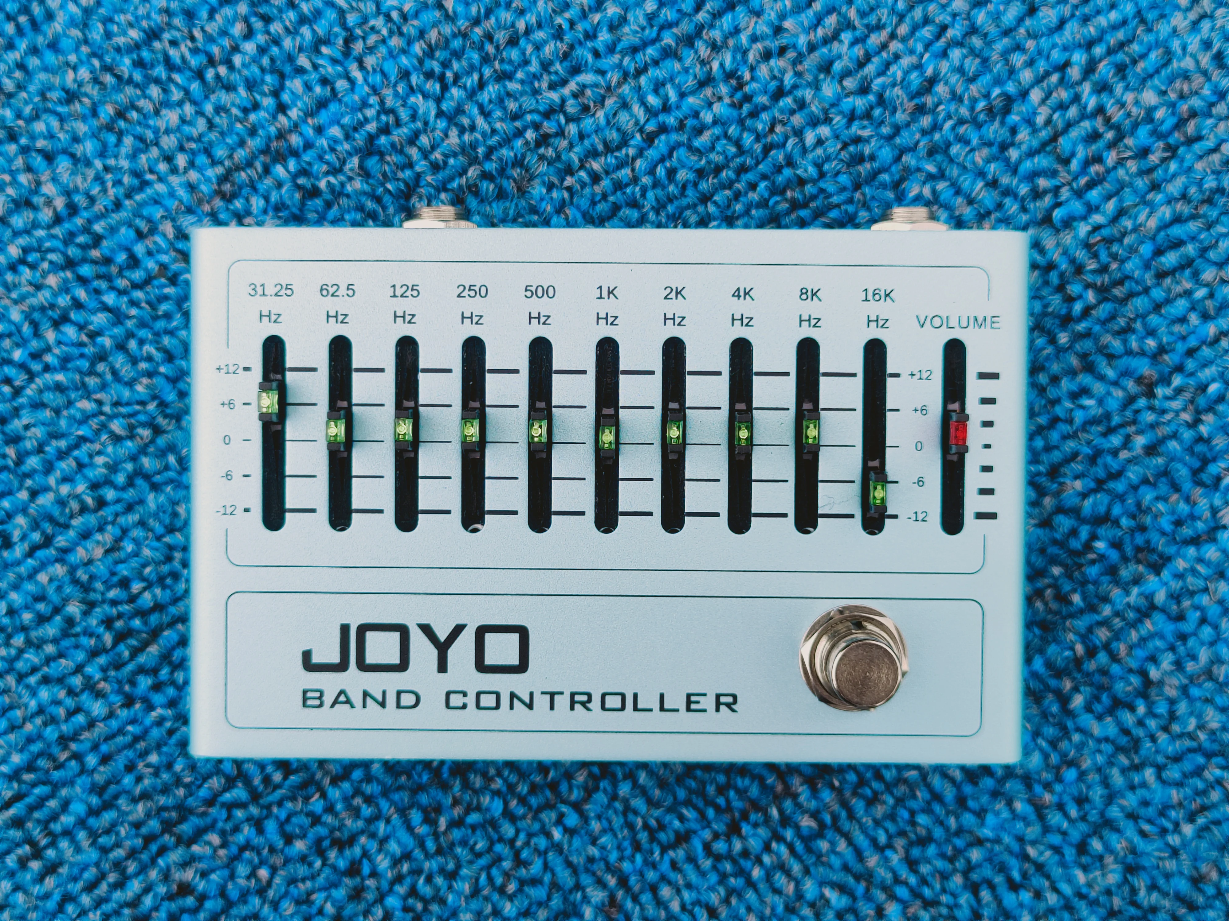 JOYO R12 на правой стороне электрогитары есть независимая Регулировка громкости