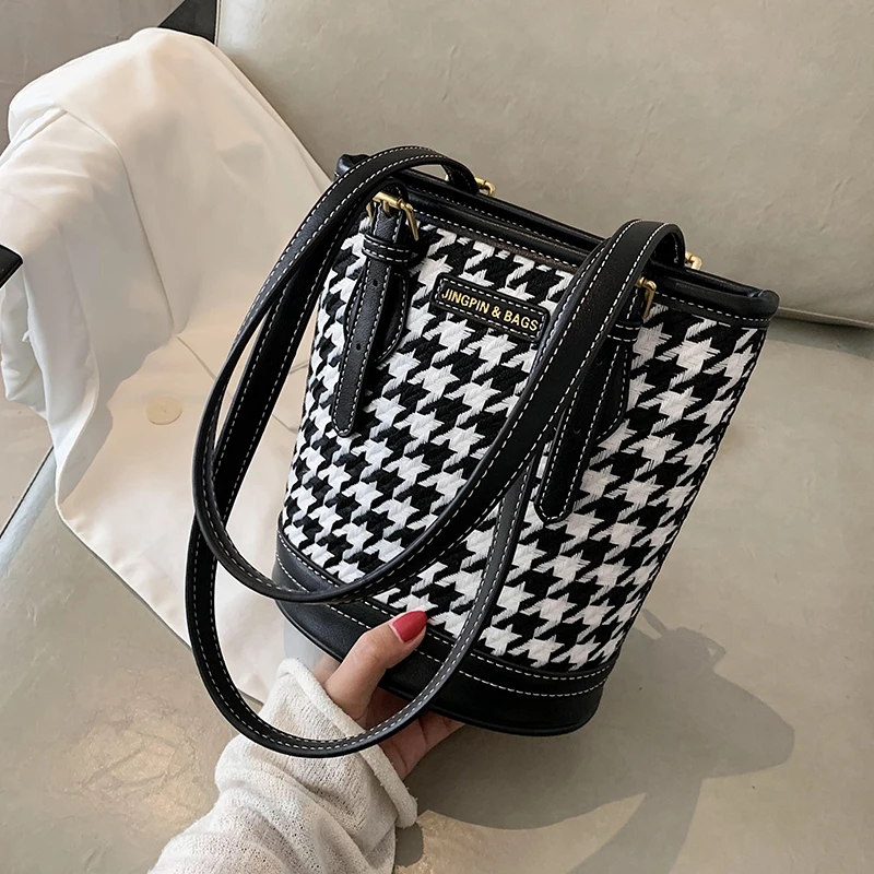 с досавкой Houndstooth design Simple Bucket Bags 2020 Crossbody Shoulder Bag Female Luxury Trend Branded Handbags and Purses 
с досавкой Houndstooth design Simple Bucket Bags 2020 Crossbody Shoulder Bag Female Luxury Trend Branded Handbags and Purses