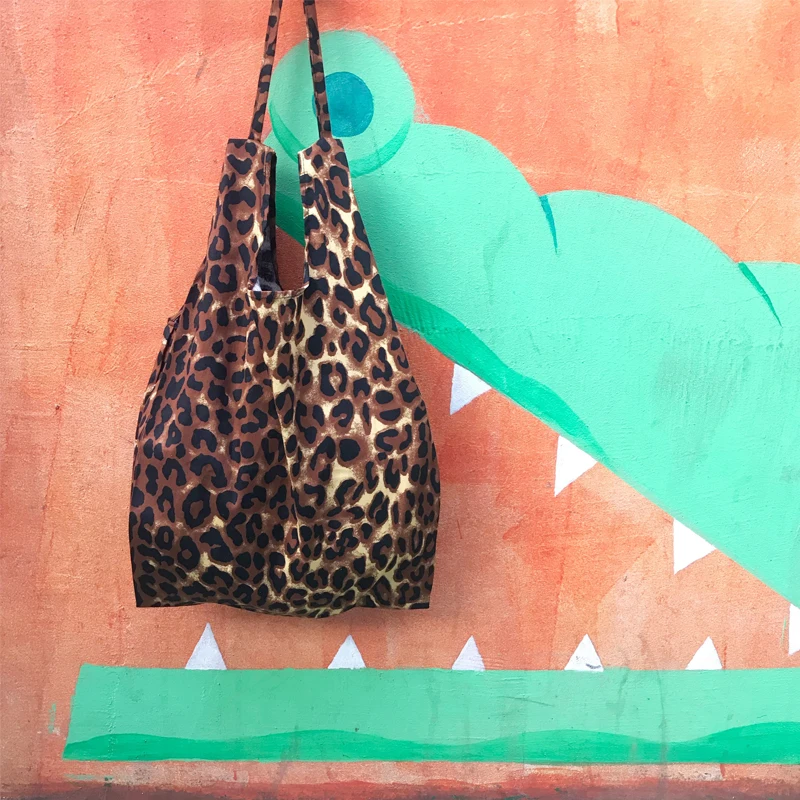 Leopard Print Tote Bag New Retro Fashionable Shoulder Canvas Bag
Leopard Print Tote Bag New Retro Fashionable Shoulder Canvas Bag