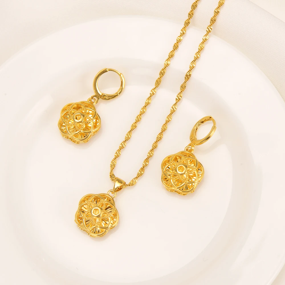 Gold Dubai india Fashion Jewelry Sets Necklace Flower Shape Pendant Earrings Jewelry Bridal Wedding Jewelry Party Gifts
Gold Dubai india Fashion Jewelry Sets Necklace Flower Shape Pendant Earrings Jewelry Bridal Wedding Jewelry Party Gifts