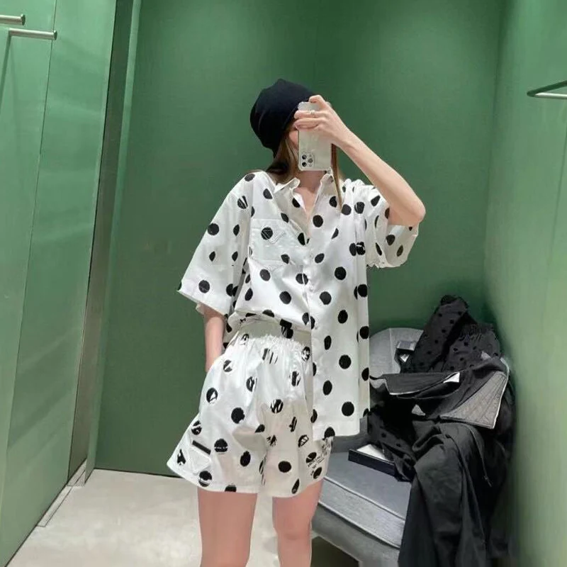 Luxury Short Design White Denim Jacket Women Turn-down Collar Long Sleeve Polka Dot Pattern Vintage Drop Shoulder Loose Coat Top
Luxury Short Design White Denim Jacket Women Turn-down Collar Long Sleeve Polka Dot Pattern Vintage Drop Shoulder Loose Coat Top