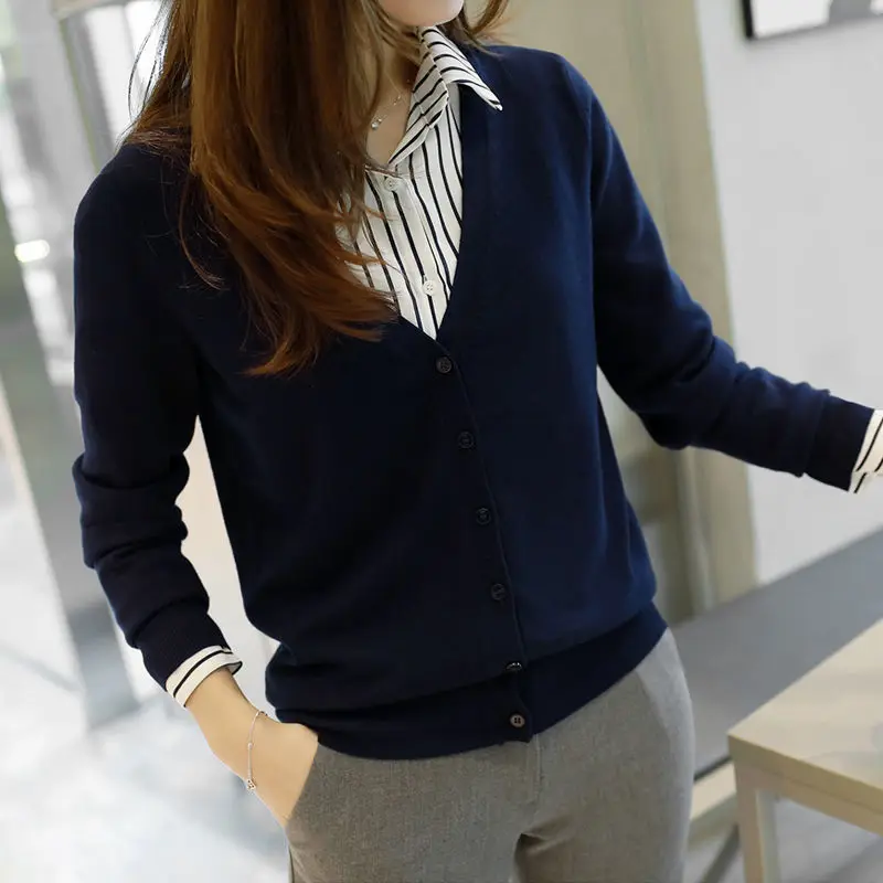 2021 Spring and Autumn New Cardigan Sweater Coat Women's T-shirt with Black Loose V-neck Top
2021 Spring and Autumn New Cardigan Sweater Coat Women's T-shirt with Black Loose V-neck Top