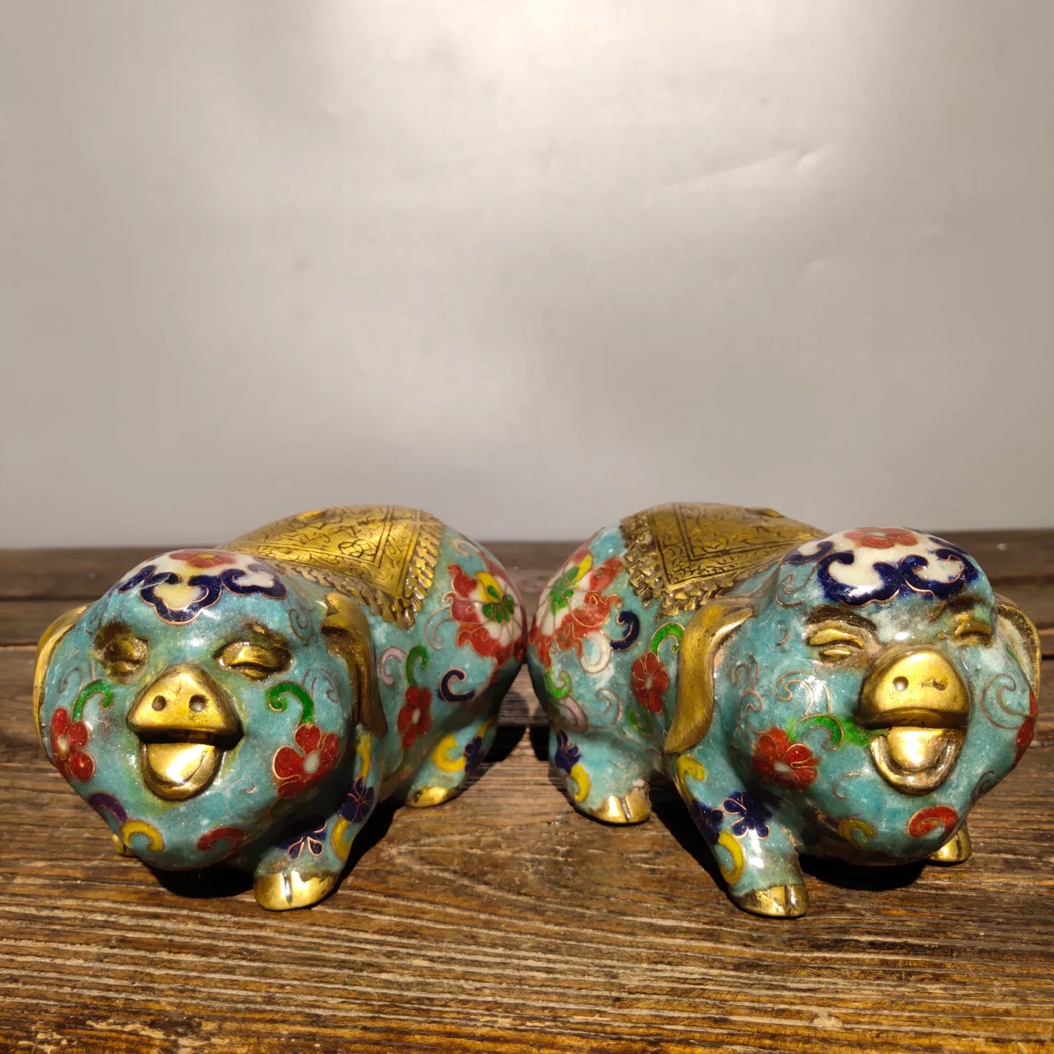 

5"Chinese Folk Collection Old Bronze Cloisonne Enamel Zodiac Pig Statue Gather wealth Lucky Humming Pig A pair Office Ornaments