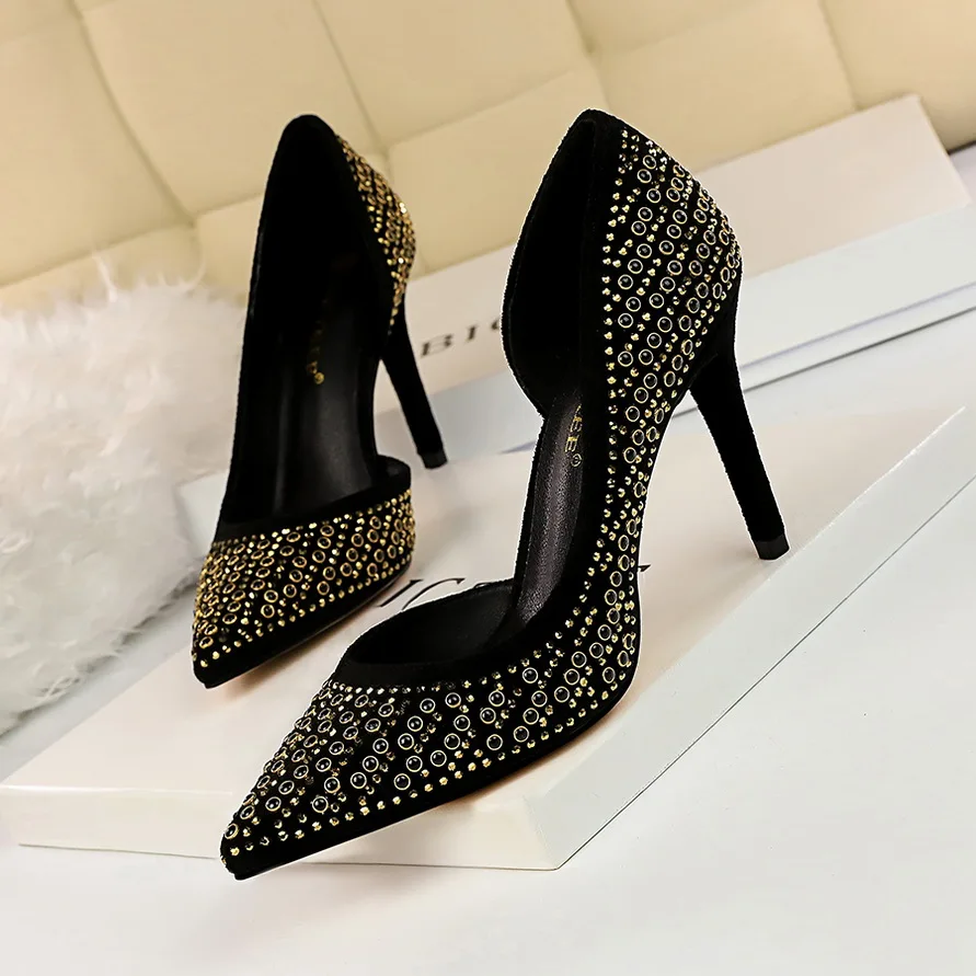 New Autummn Women Pumps 9.5cm Thin Heel Pointed Toe Fashion Sexy Ladies Women Shoes Rivets Side of the Hollow Female High Heels
New Autummn Women Pumps 9.5cm Thin Heel Pointed Toe Fashion Sexy Ladies Women Shoes Rivets Side of the Hollow Female High Heels