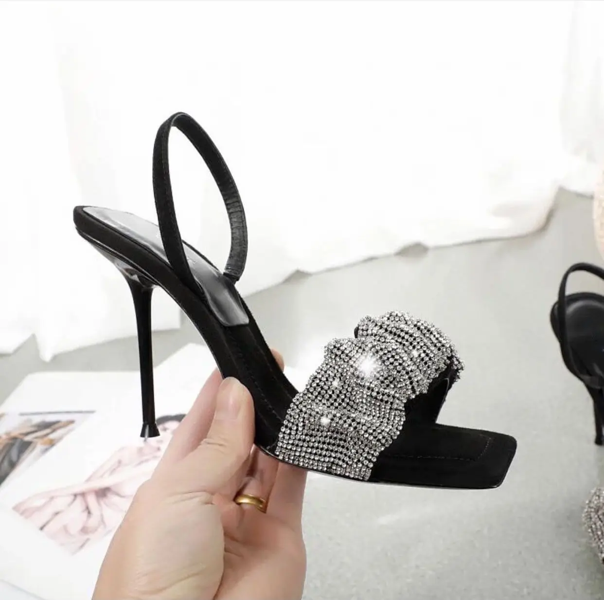 New 2021 Womens High Heeled Shoes with Open Toe Square Sandals Crystal Rhinestone Designed Lady High Heels Pumps
New 2021 Womens High Heeled Shoes with Open Toe Square Sandals Crystal Rhinestone Designed Lady High Heels Pumps