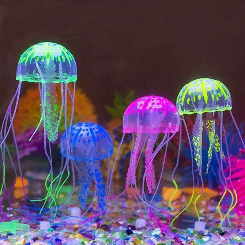 Искусственные светящиеся медузы для аквариума с декоративными растениями и орнаментами на тему подводного мира.
