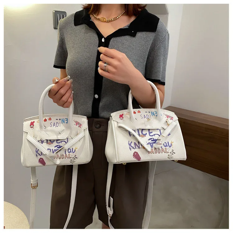 2021 Graffiti Gold Padlock Women's bag cartoon printed Handbag ladies bag Shoulder bag trend Female Bag
2021 Graffiti Gold Padlock Women's bag cartoon printed Handbag ladies bag Shoulder bag trend Female Bag