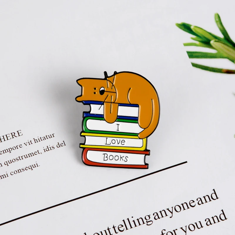 Милый Кот лежа на толстой эмалированной булавке в виде книжки I love Book цветной
