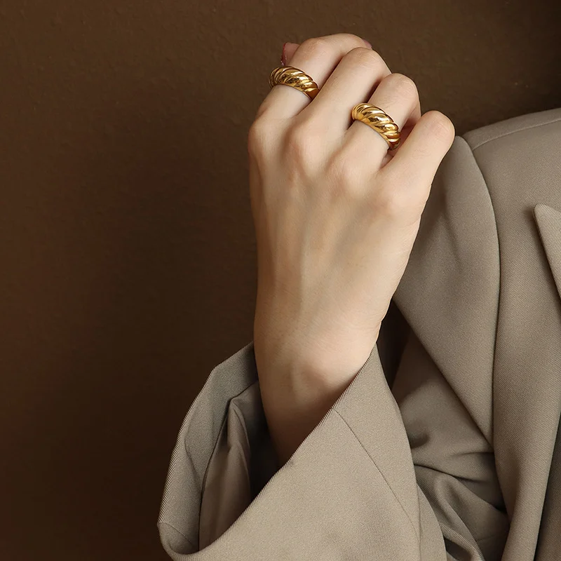 TFK New Ladies Ring Vintage Thread Wave Ring High-Quality All-Match Female Party Stackable Ring Multiple Sizes Are Available
TFK New Ladies Ring Vintage Thread Wave Ring High-Quality All-Match Female Party Stackable Ring Multiple Sizes Are Available