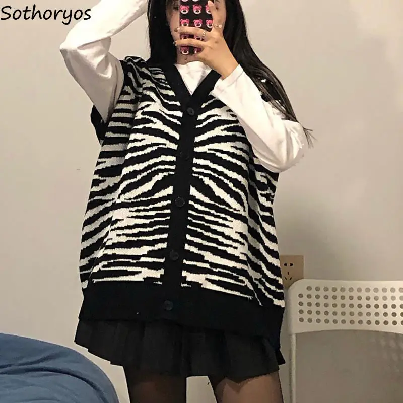 Women Vintage Sweater Vests Single Breasted Zebra Striped Knitwear Cozy All-match Sleeveless Sweaters Student Preppy Minimalist
Women Vintage Sweater Vests Single Breasted Zebra Striped Knitwear Cozy All-match Sleeveless Sweaters Student Preppy Minimalist