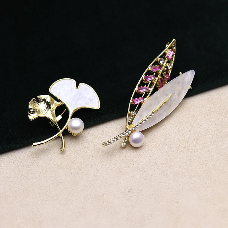 High grade European and American ginkgo leaf Pearl Brooch women's fashion sweater coat anti light Brooch
High grade European and American ginkgo leaf Pearl Brooch women's fashion sweater coat anti light Brooch