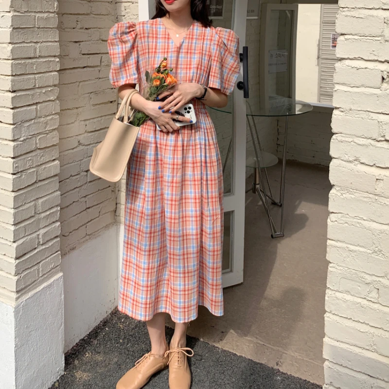 Vintage Plaid Dress Women Summer Puff Sleeves Orange V-Neck Mixi Dress French Style 2021 Female Robe
Vintage Plaid Dress Women Summer Puff Sleeves Orange V-Neck Mixi Dress French Style 2021 Female Robe