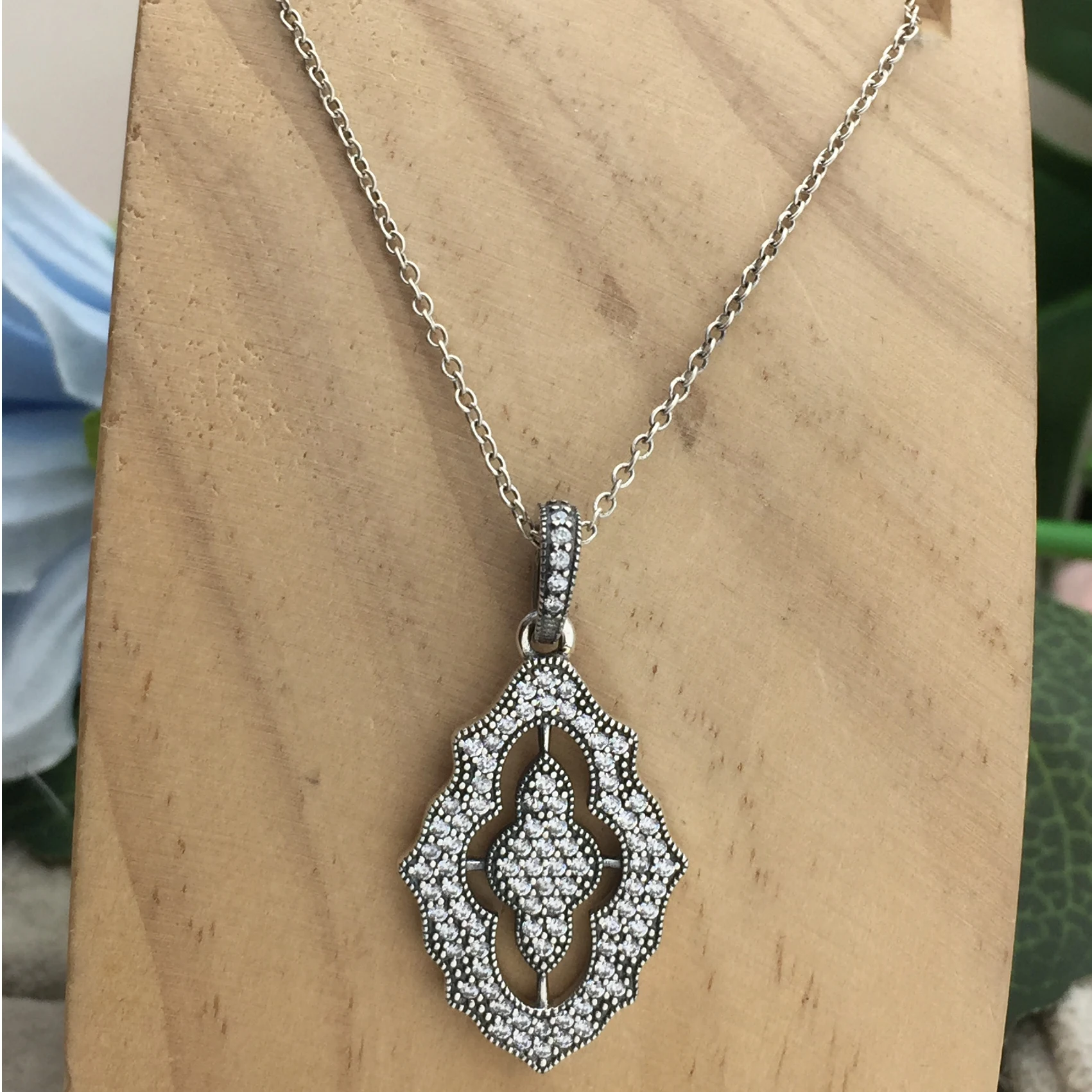 100% 925 Sterling Silver 1:1 Geometric Diamond Nameplate Custom Necklace Women's Fashion Inlaid Zircon Clavicle Chain
100% 925 Sterling Silver 1:1 Geometric Diamond Nameplate Custom Necklace Women's Fashion Inlaid Zircon Clavicle Chain