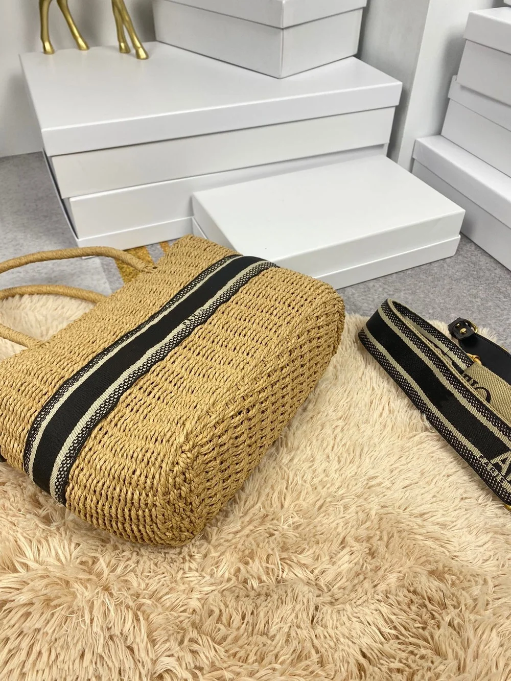 The new 2021 straw woven basket bag is hand-woven and is a classic fashion item that can be cross-body or hand-held
The new 2021 straw woven basket bag is hand-woven and is a classic fashion item that can be cross-body or hand-held