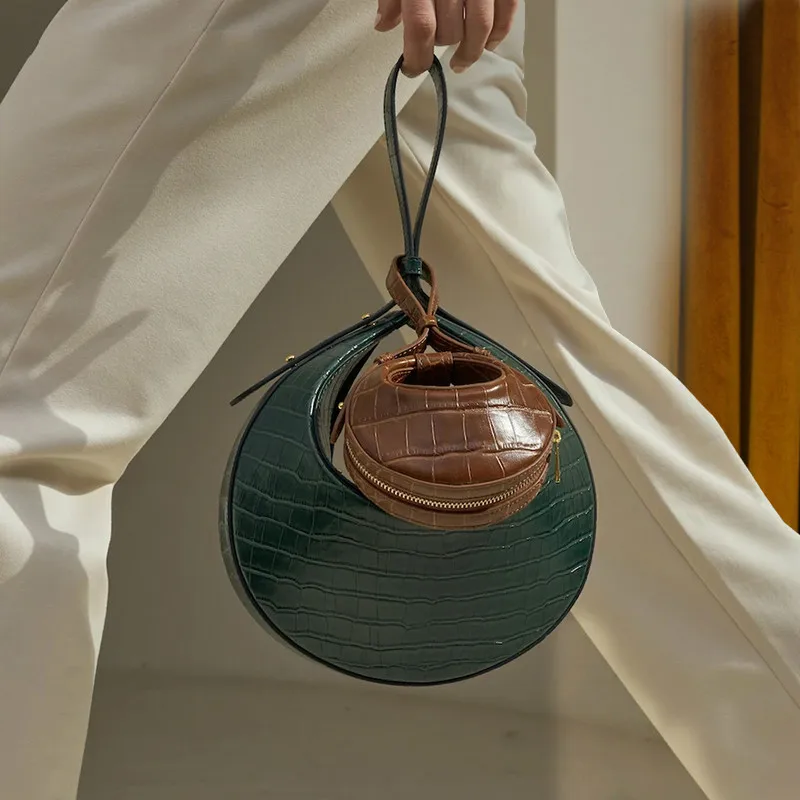 Женская Повседневная Сумка-тоут, новинка 2021, нишевая универсальная модная маленькая круглая сумочка под подмышек с крокодиловым узором, су...
Женская Повседневная Сумка-тоут, новинка 2021, нишевая универсальная модная маленькая круглая сумочка под подмышек с крокодиловым узором, су...