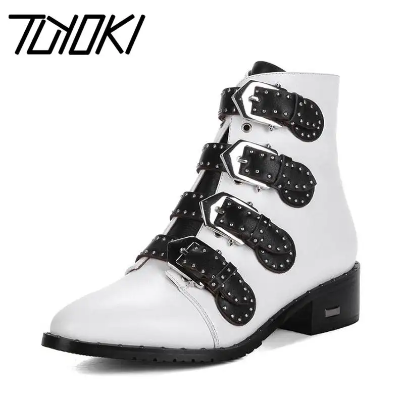 Tuyoki пикантные Женские ботинки в стиле панк; Женские зимние сапоги из натуральной кожи с пряжкой; Квадратный каблук; Модные мотоботы обувь, б... 
Tuyoki пикантные Женские ботинки в стиле панк; Женские зимние сапоги из натуральной кожи с пряжкой; Квадратный каблук; Модные мотоботы обувь, б...