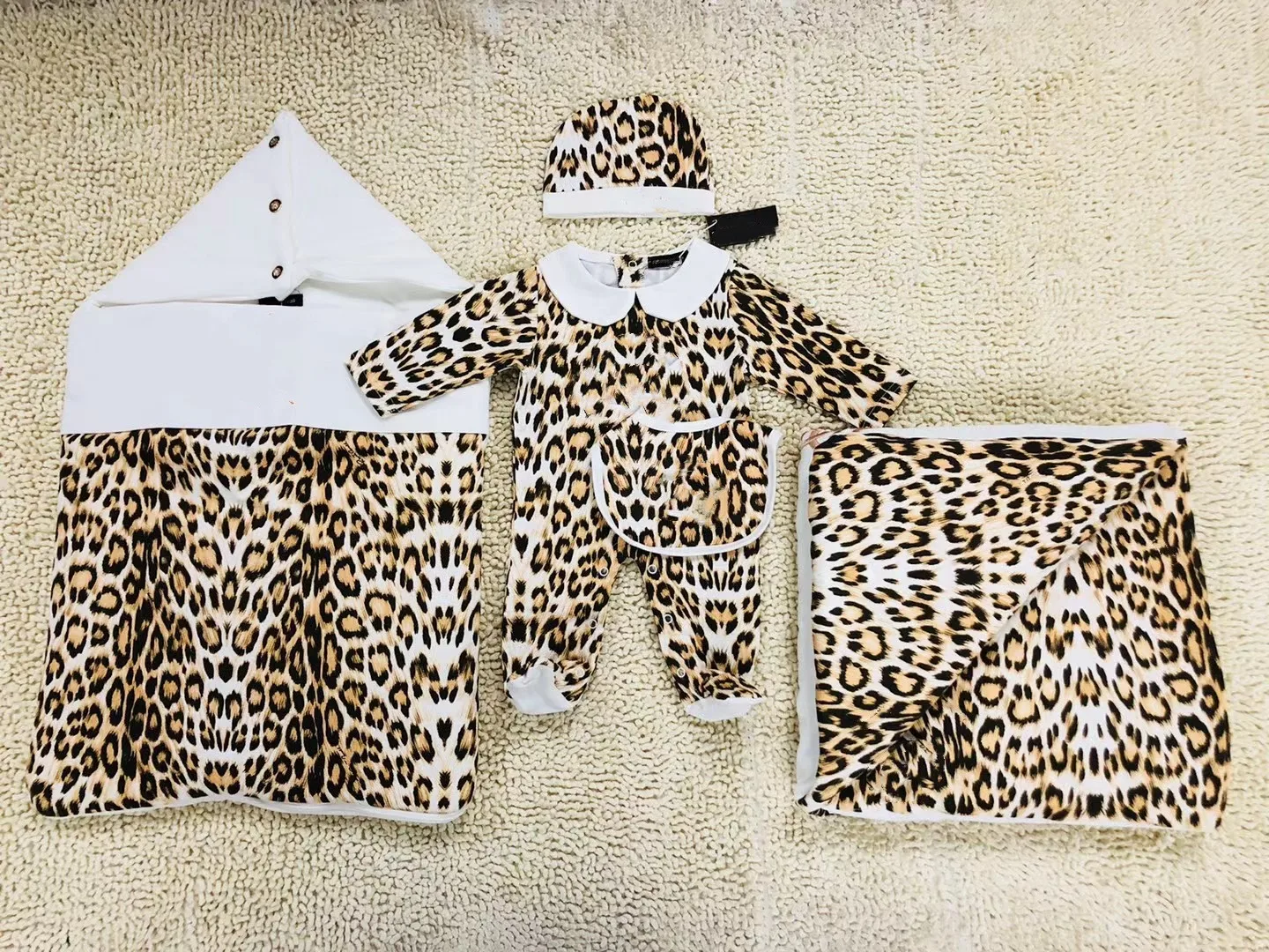 2021 New Top Quality Autumn Leopard Newborn Baby blanket +sleeping bag + Romper set for kids outwear 0-3 3-6M
2021 New Top Quality Autumn Leopard Newborn Baby blanket +sleeping bag + Romper set for kids outwear 0-3 3-6M