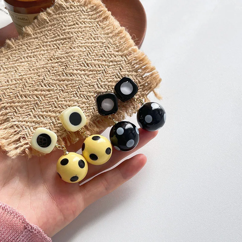 Fashion Pointed Square Ball Earrings For Women 2021 New Yellow Black Vintage Jewelry Personality Earings Wholesale
Fashion Pointed Square Ball Earrings For Women 2021 New Yellow Black Vintage Jewelry Personality Earings Wholesale