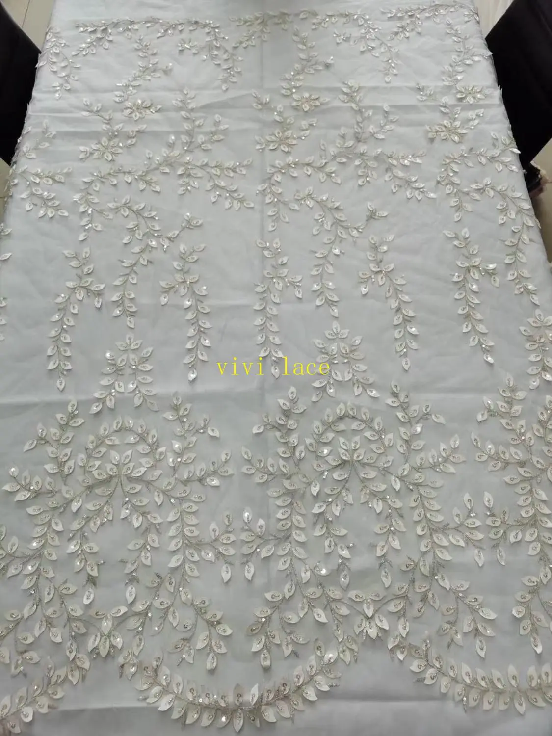 stock LPX13# 5yards Silver sequins embroidered with beaded plant designs are used in high-end fabrics for wedding dresses
stock LPX13# 5yards Silver sequins embroidered with beaded plant designs are used in high-end fabrics for wedding dresses