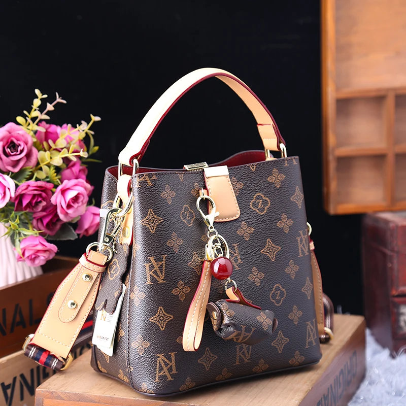 Tote Bags for Women 2021 New Fashion Genuine Leather Handbag Wild Large-capacity Shoulder Messenger Bucket Bag Sac A Main Femme
Tote Bags for Women 2021 New Fashion Genuine Leather Handbag Wild Large-capacity Shoulder Messenger Bucket Bag Sac A Main Femme