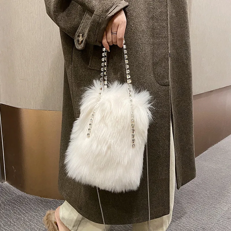 Plush Bucket Bag 2020 Winter Trendy Diamond Chain Shoulder Bag Handbags Luxury Women Bags Designer Bolsa de hombro
Plush Bucket Bag 2020 Winter Trendy Diamond Chain Shoulder Bag Handbags Luxury Women Bags Designer Bolsa de hombro