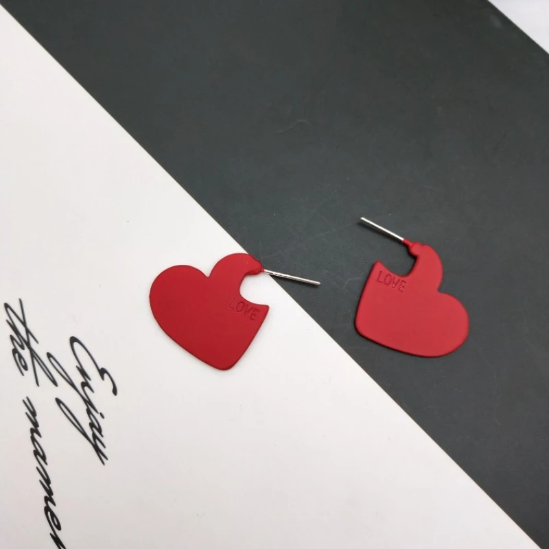 Korean Version of Retro Heart-shaped Earrings Unique Design Red Metal Love Small Earrings for Women Fashion Party Jewelry
Korean Version of Retro Heart-shaped Earrings Unique Design Red Metal Love Small Earrings for Women Fashion Party Jewelry