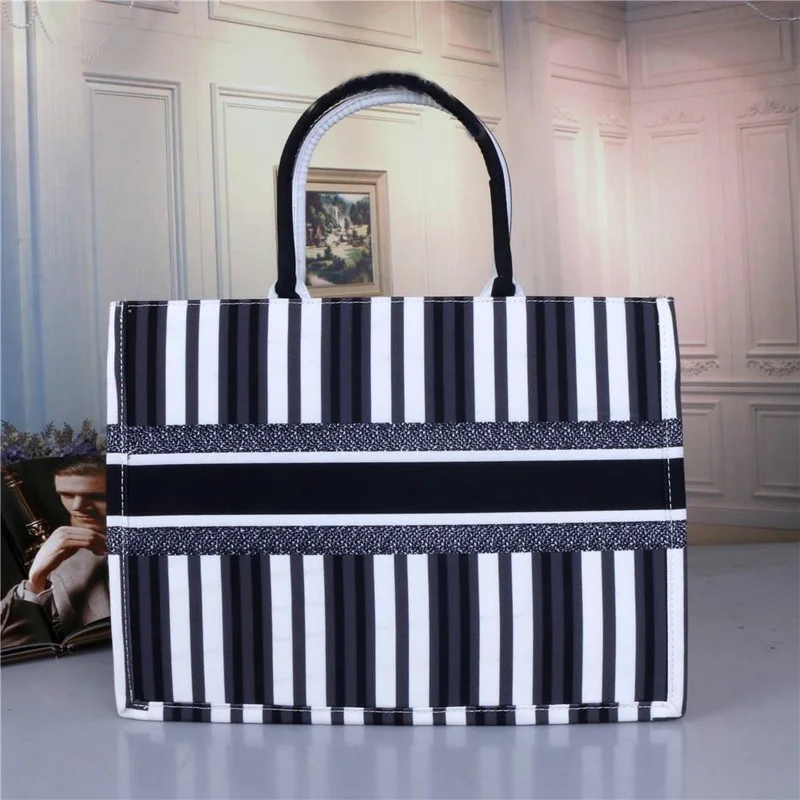 New fashion retro handbag women's generous and elegant shoulder bag large capacity bucket bag messenger bag portable
New fashion retro handbag women's generous and elegant shoulder bag large capacity bucket bag messenger bag portable