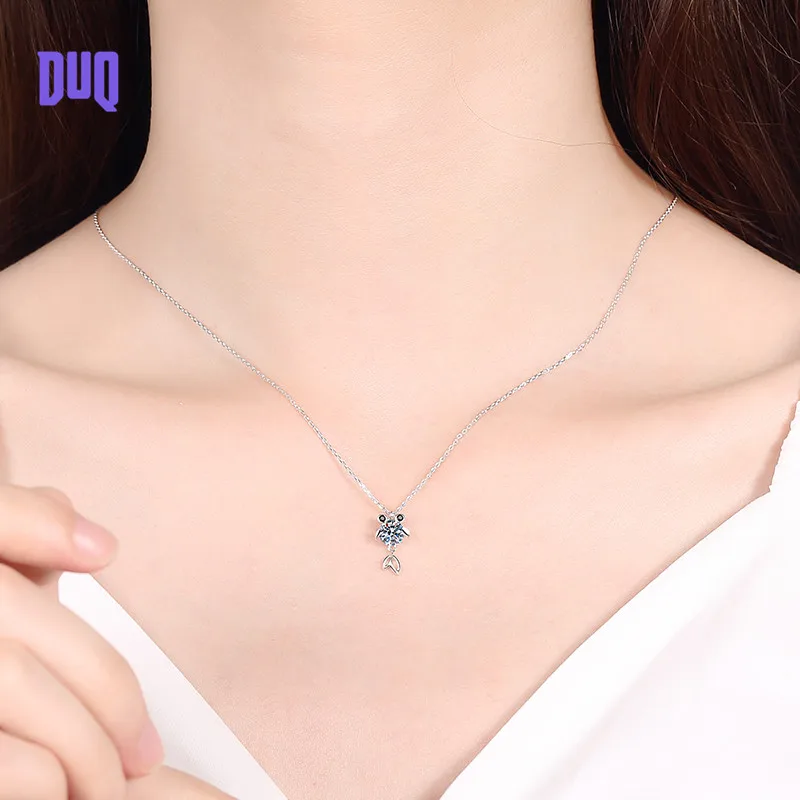 DUQ Moissanite Necklace 1ct Cute Goldfish Pendant Fits Exquisite Clavicle Chain Necklace Fashion Summer Birthday Gift for Girls
DUQ Moissanite Necklace 1ct Cute Goldfish Pendant Fits Exquisite Clavicle Chain Necklace Fashion Summer Birthday Gift for Girls