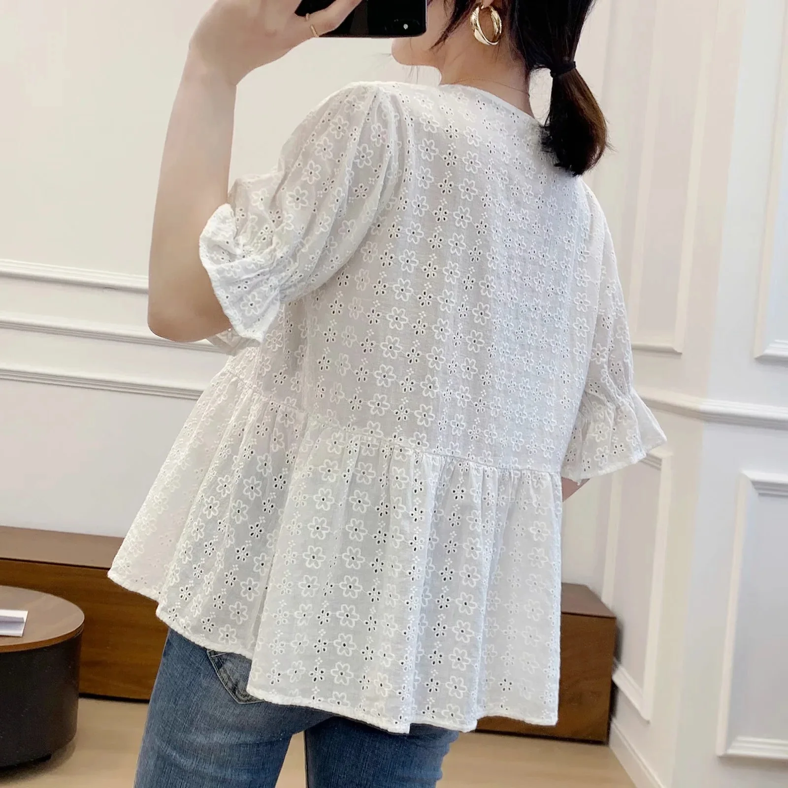 2021 Summer Fashion Lace Shirts Women Elegant V Neck Short Sleeve Hollow Out Floral Embroidery Loose Blouses Female Chic Blusas
2021 Summer Fashion Lace Shirts Women Elegant V Neck Short Sleeve Hollow Out Floral Embroidery Loose Blouses Female Chic Blusas