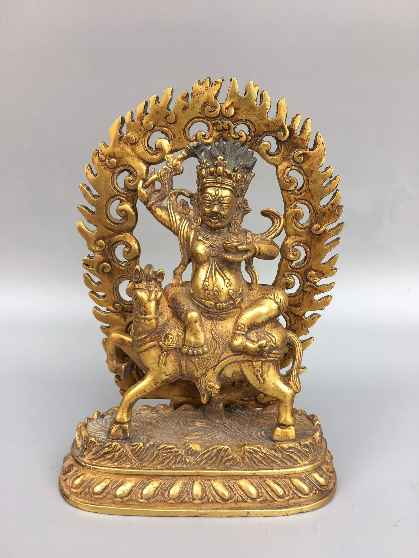 7"Chinese Folk Collection Old Bronze Gilt Auspicious Tianmu Back light Ride the beast Sitting Buddha Ornaments Town House
7"Chinese Folk Collection Old Bronze Gilt Auspicious Tianmu Back light Ride the beast Sitting Buddha Ornaments Town House