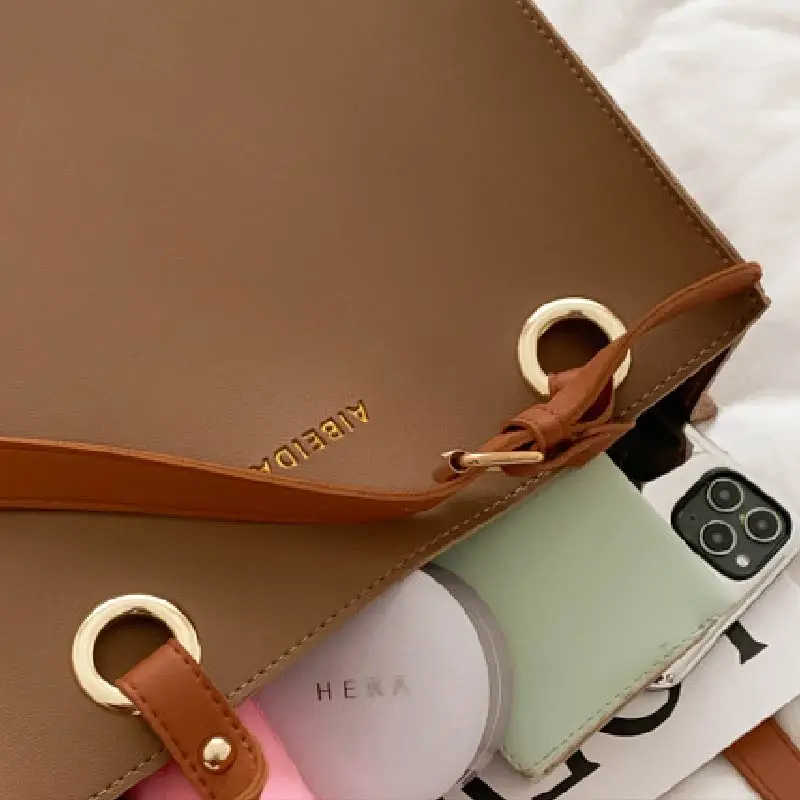 Vintage Leather Bucke Bag Women Fashion Casual Shopping Bag Girl Famous High Quality Crossbody Bag Lady Designers Shoulder Bags
Vintage Leather Bucke Bag Women Fashion Casual Shopping Bag Girl Famous High Quality Crossbody Bag Lady Designers Shoulder Bags